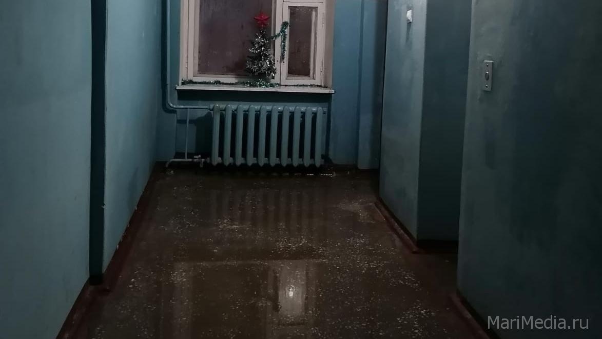 В Йошкар-Оле ночью прорвало трубу на 11 этаже дома: коридоры заполнила вода