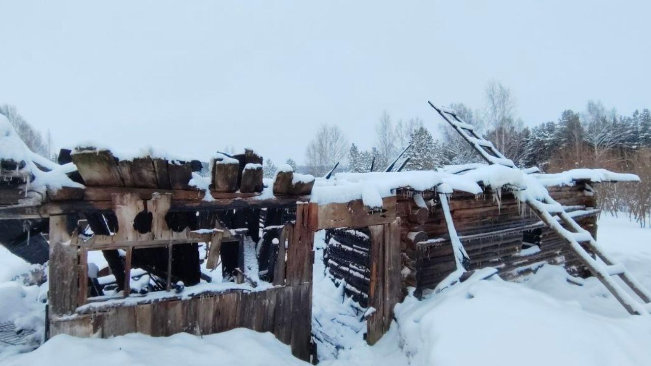 В Новоторъяльском районе  сгорел хлев с дровяником