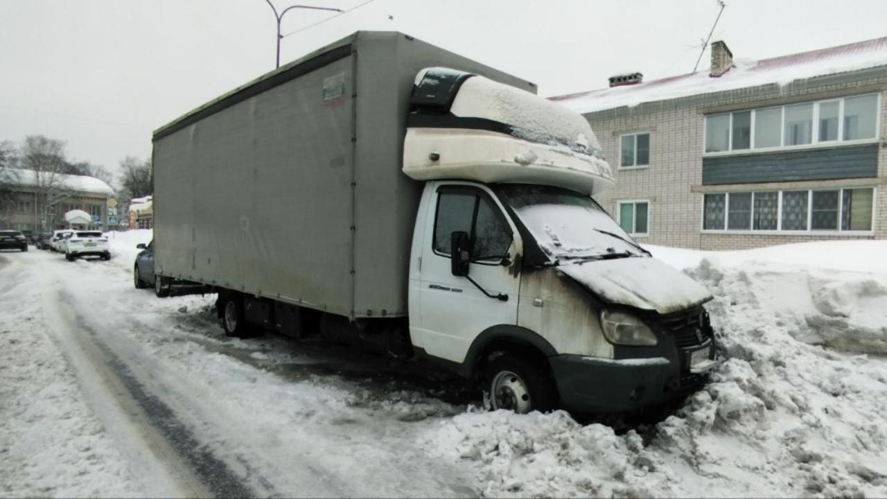 В Марий Эл судебный пристав пришёл на помощь водителю загоревшейся машины