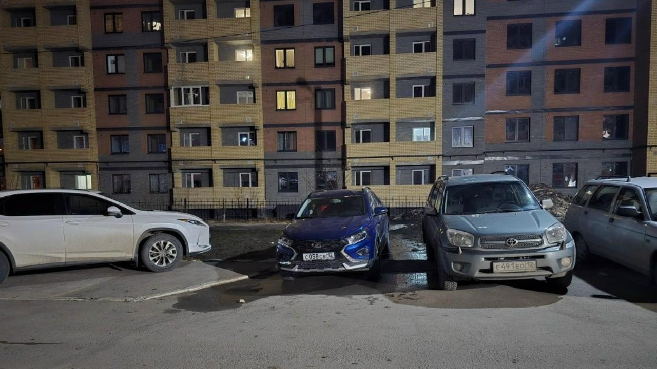 В Семёновке повредили припаркованный автомобиль