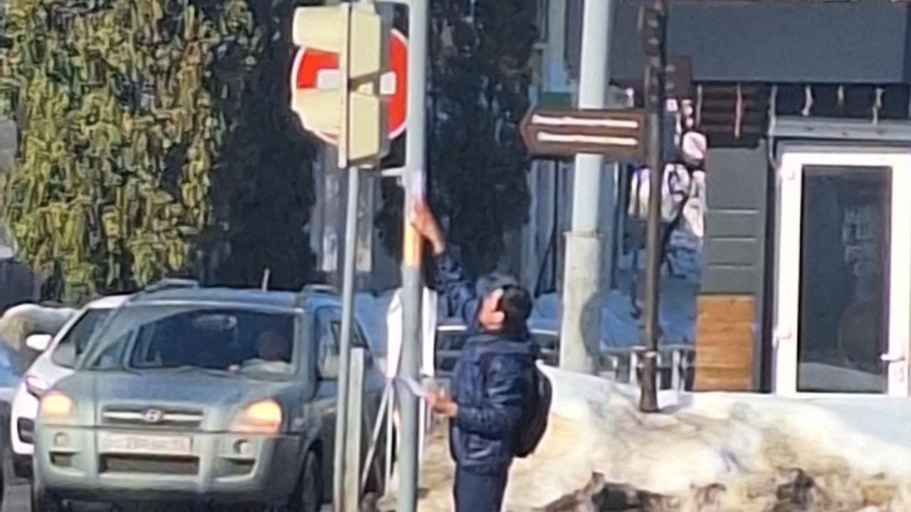 В Йошкар-Оле расклейщик рекламы пустился бежать, увидев уборщиков 