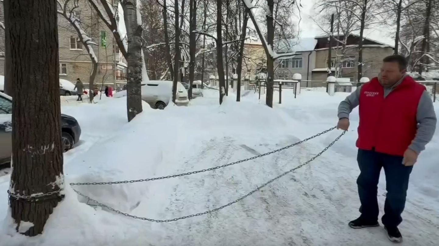 Во дворах Йошкар-Олы захватывают парковки: в ход идут цепи и покрышки