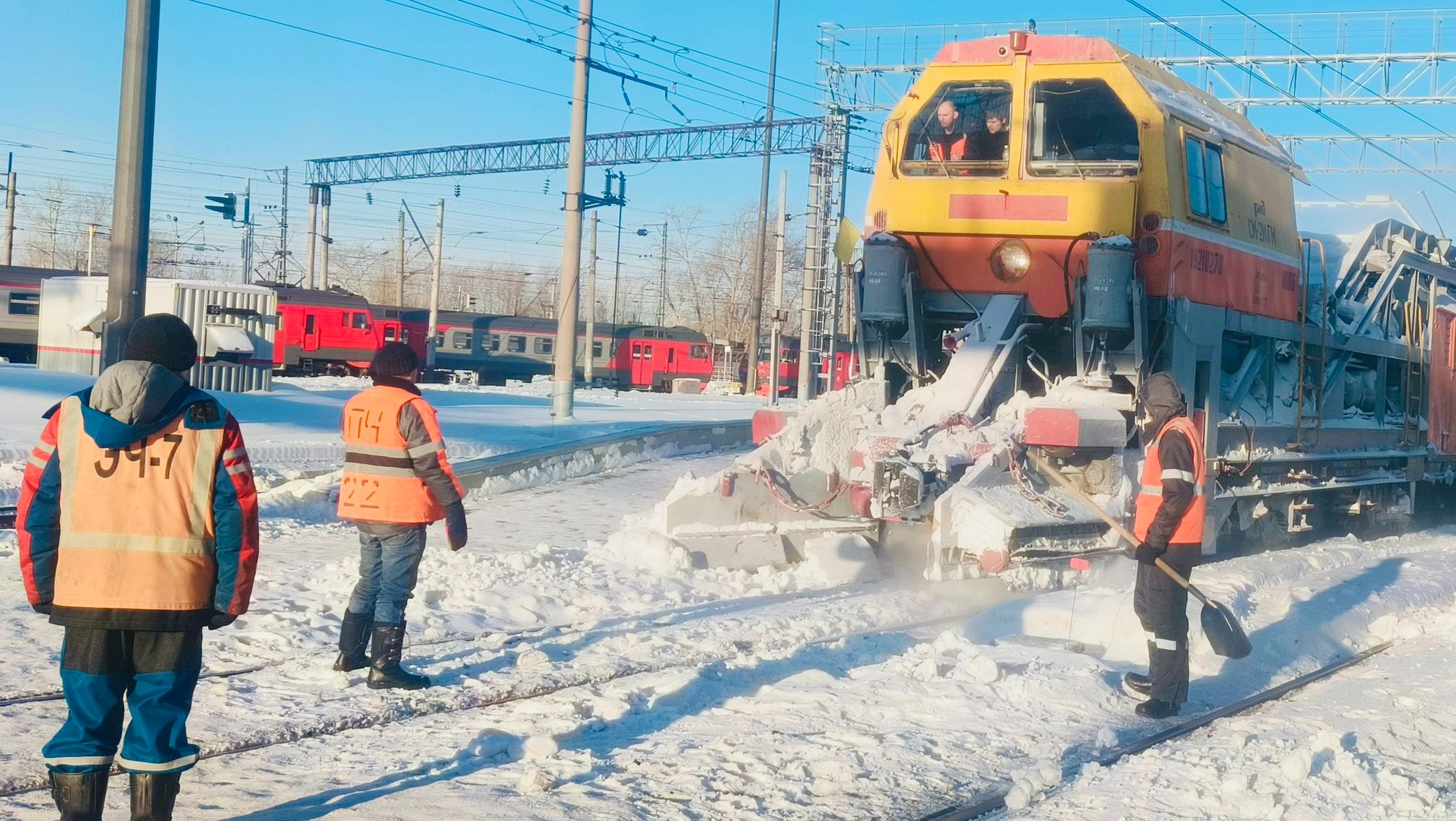 В уборке снега на ГЖД задействованы 105 единиц техники