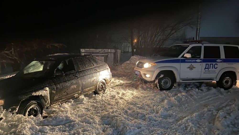 Многим водителям в Марий Эл в снегопад понадобилась помощь на дорогах