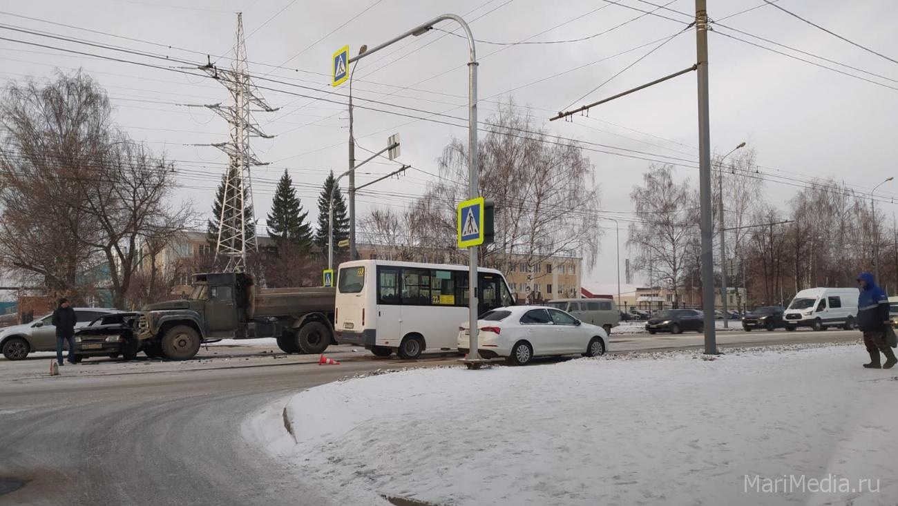 В Йошкар-Оле на перекрёстке Суворова – Лобачевского ДТП