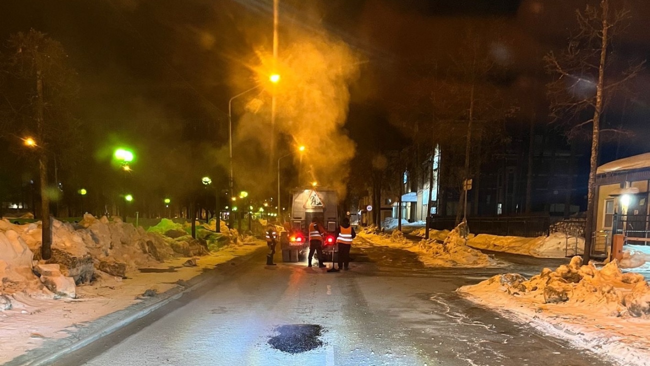 Ночью в Йошкар-Оле начался ямочный ремонт дорог литым асфальтобетоном