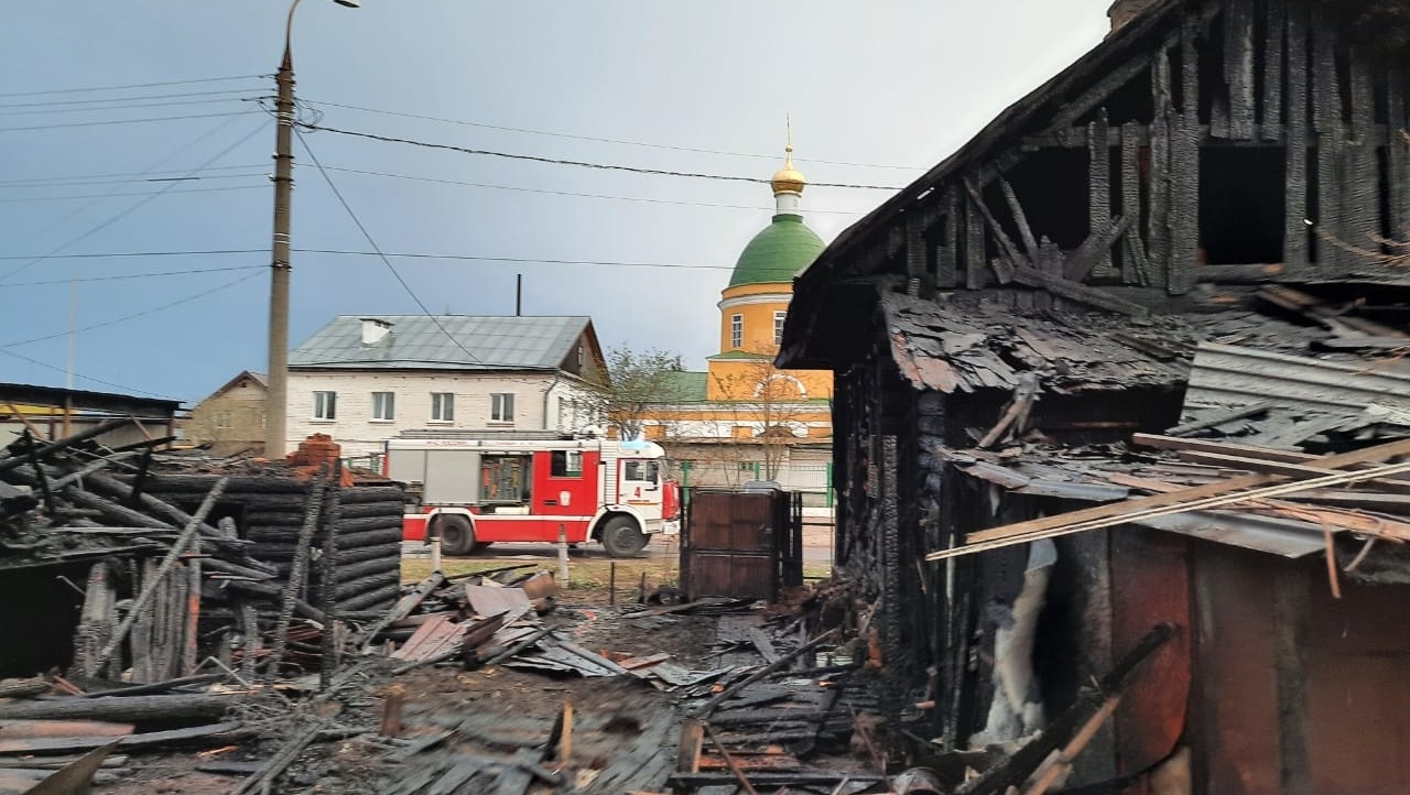 Пожарные эвакуировали из горящего дома пожилых супругов