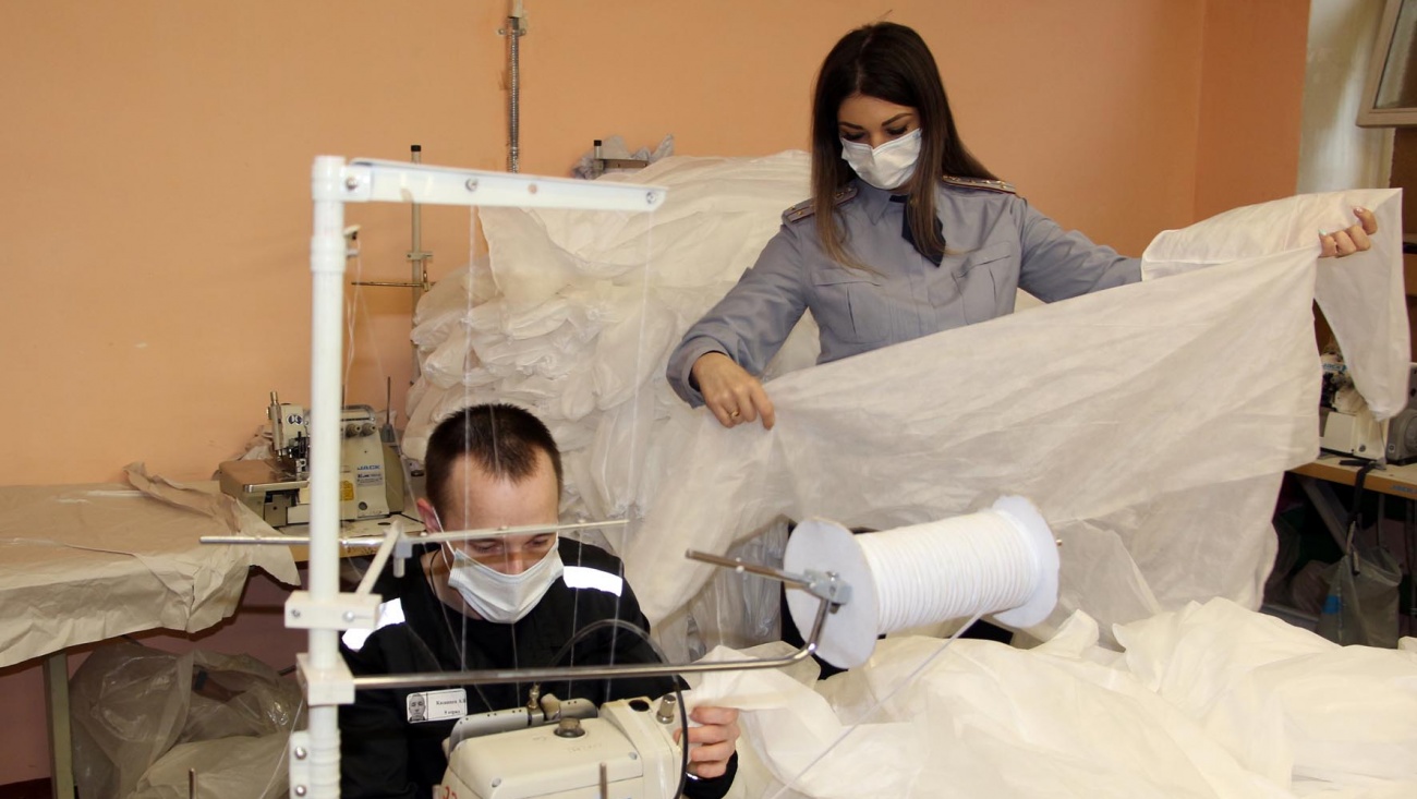 В ИК-4 сошьют полтысячи защитных медицинских комбинезонов