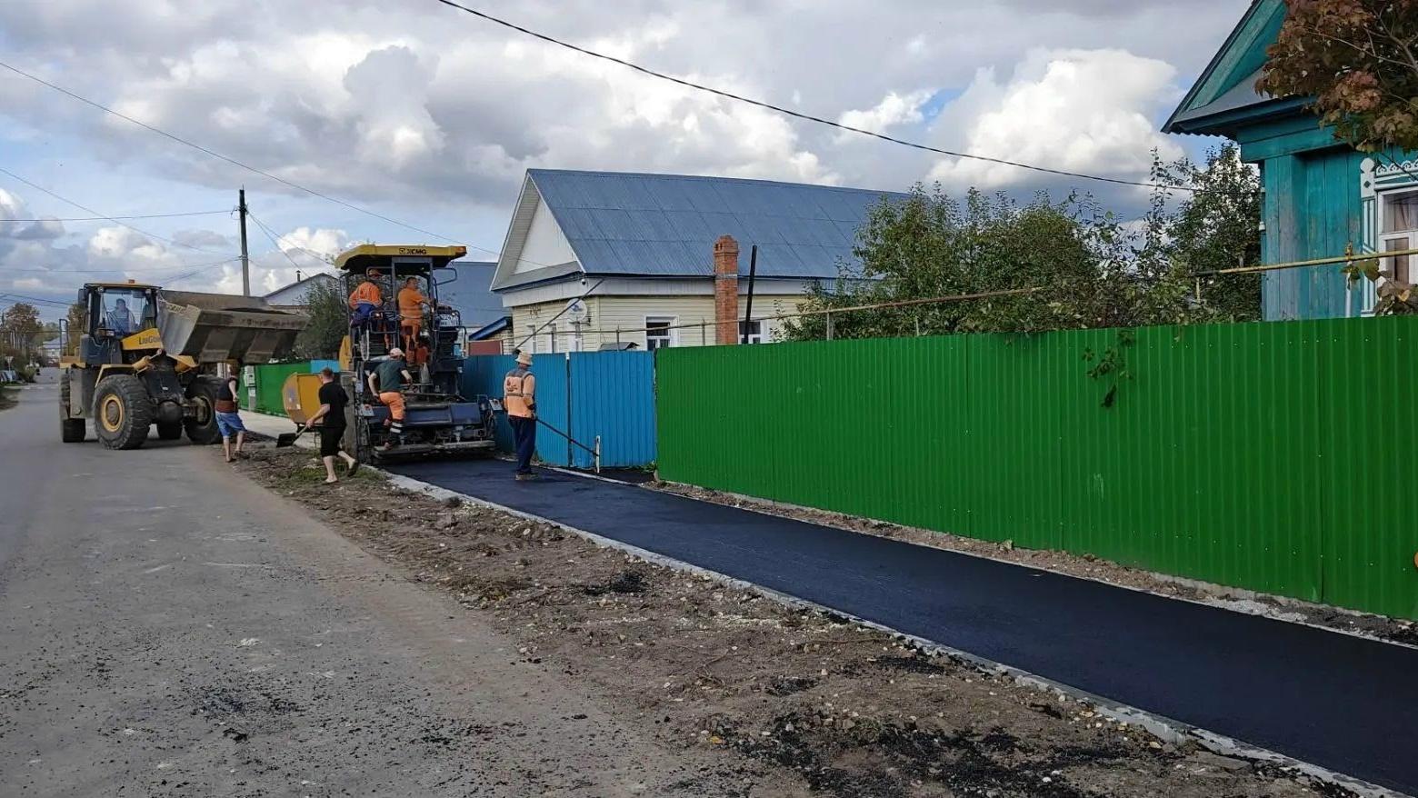 В посёлке Советский асфальтируют тротуар 