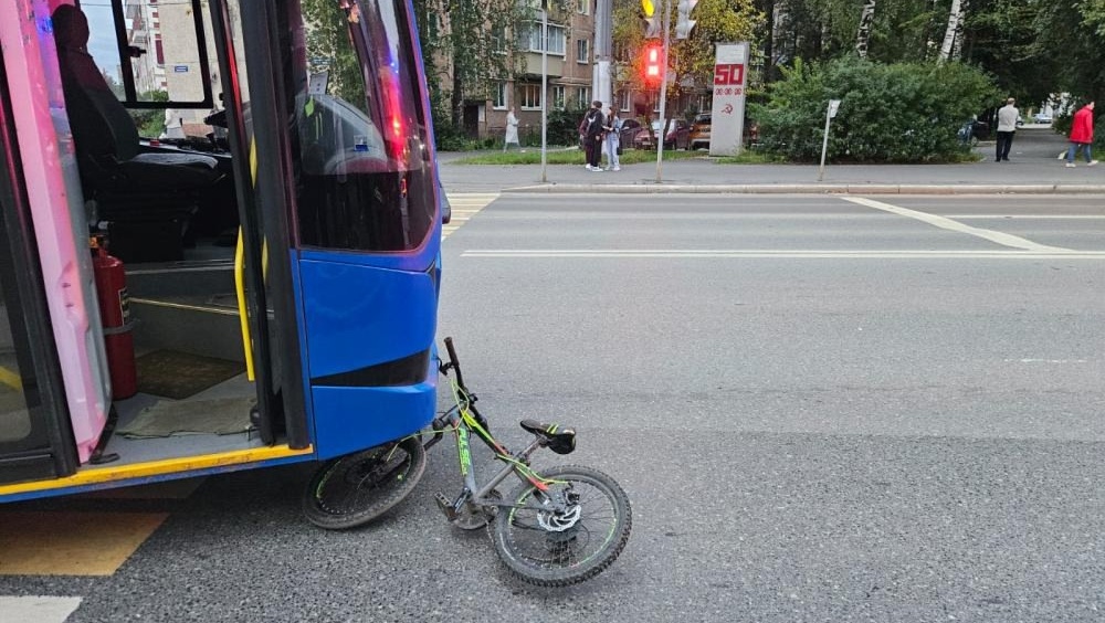 В Йошкар-Оле мальчик на велосипеде пересек пешеходный переход на красный сигнал светофора
