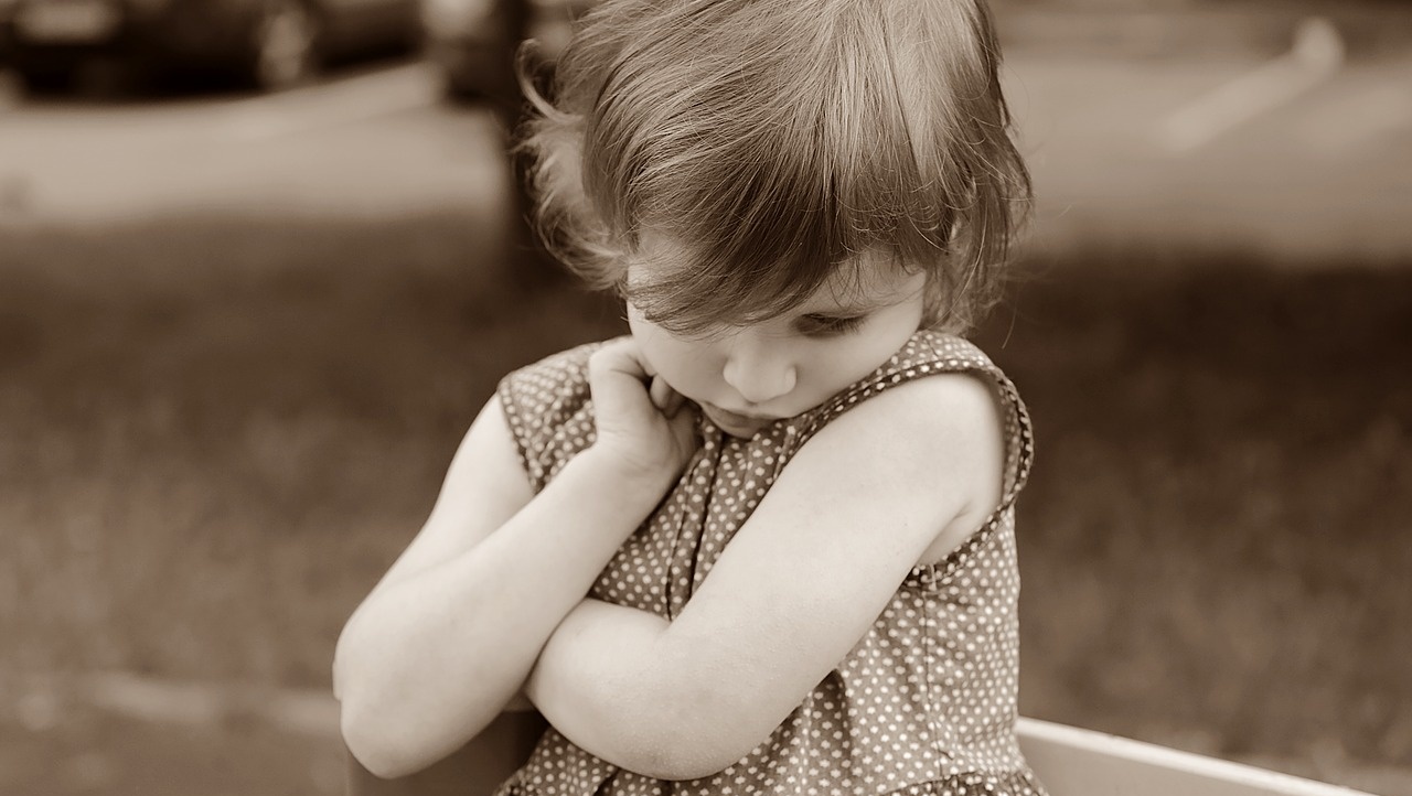 В Волжске на остановке общественного транспорта нашли 2-летнюю девочку