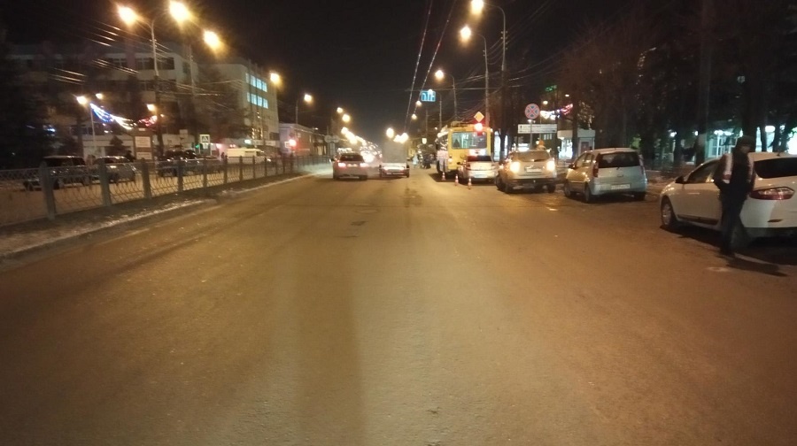 В салоне троллейбуса упала пожилая женщина