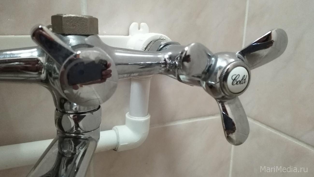 В Йошкар-Оле на бульваре Ураева прорвало водопровод