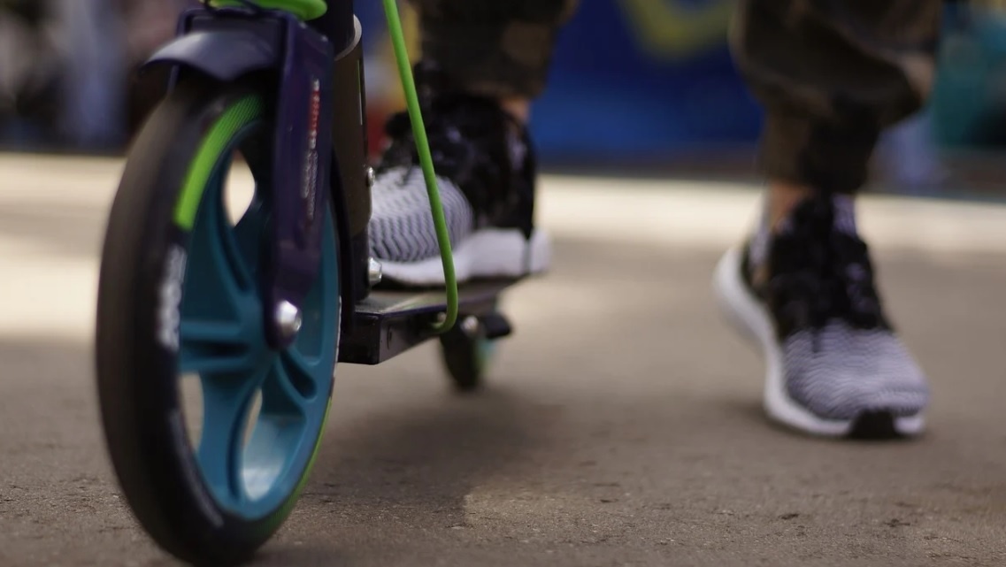 В Йошкар-Оле 10-летнего ребёнка на самокате сбила иномарка