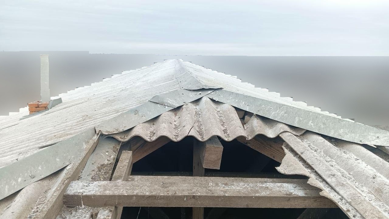 Марийские специалисты чинят кровлю многоквартирного дома в Куйбышево