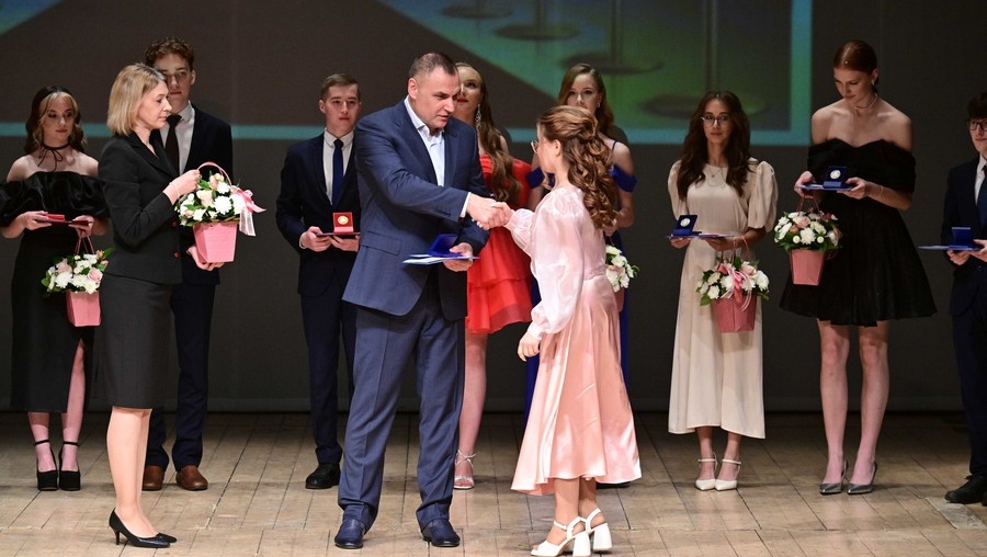 Глава Марий Эл вручил аттестаты и медали выпускникам йошкар-олинского лицея №28