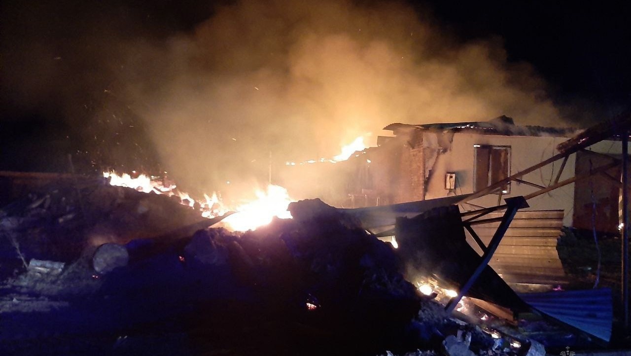 В Волжском районе произошёл сильный пожар в производственном здании